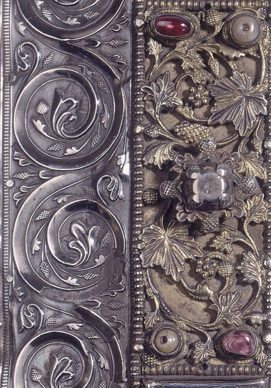 Deux plats de l'évangéliaire d'Oignies : Calvaire et Christ en majesté