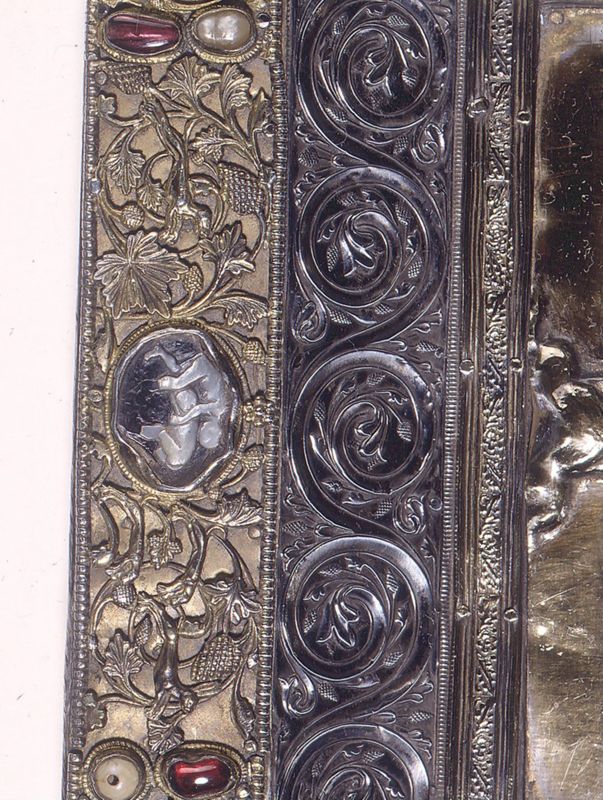 Deux plats de l'évangéliaire d'Oignies : Calvaire et Christ en majesté