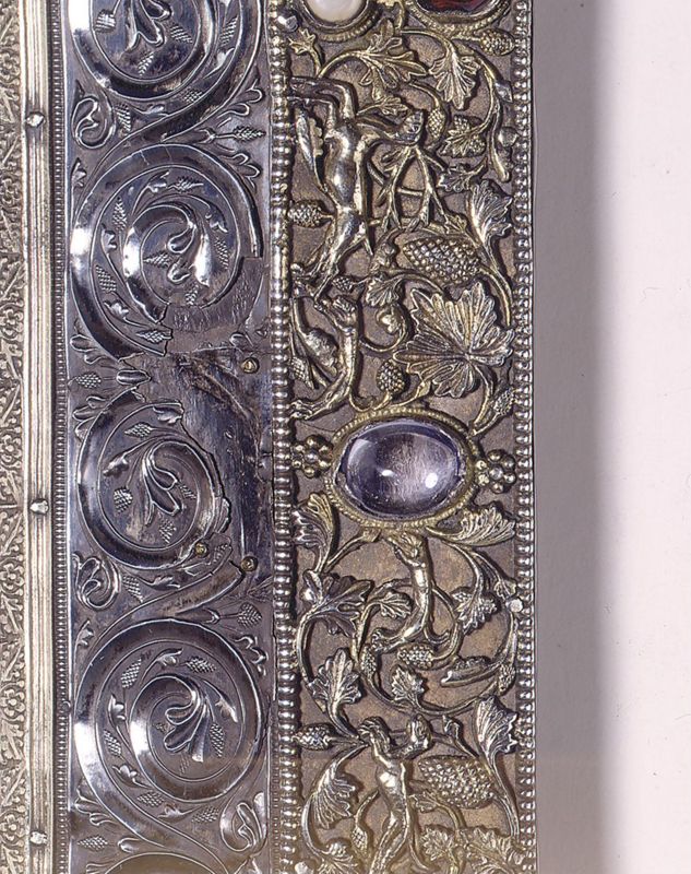 Deux plats de l'évangéliaire d'Oignies : Calvaire et Christ en majesté