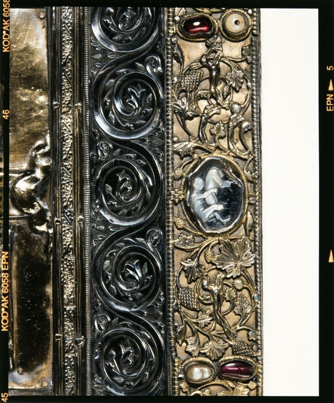Deux plats de l'évangéliaire d'Oignies : Calvaire et Christ en majesté