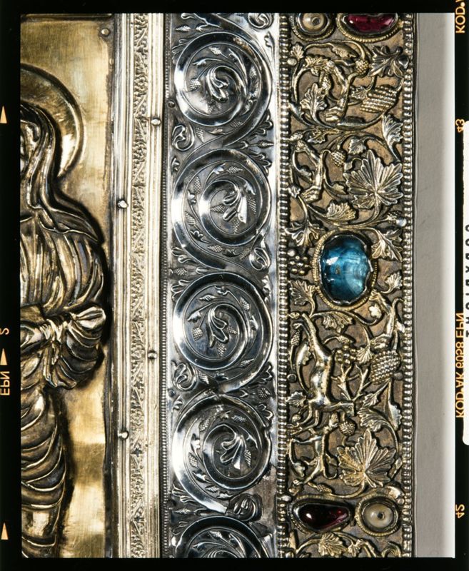 Deux plats de l'évangéliaire d'Oignies : Calvaire et Christ en majesté