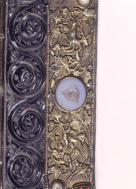 Deux plats de l'évangéliaire d'Oignies : Calvaire et Christ en majesté
