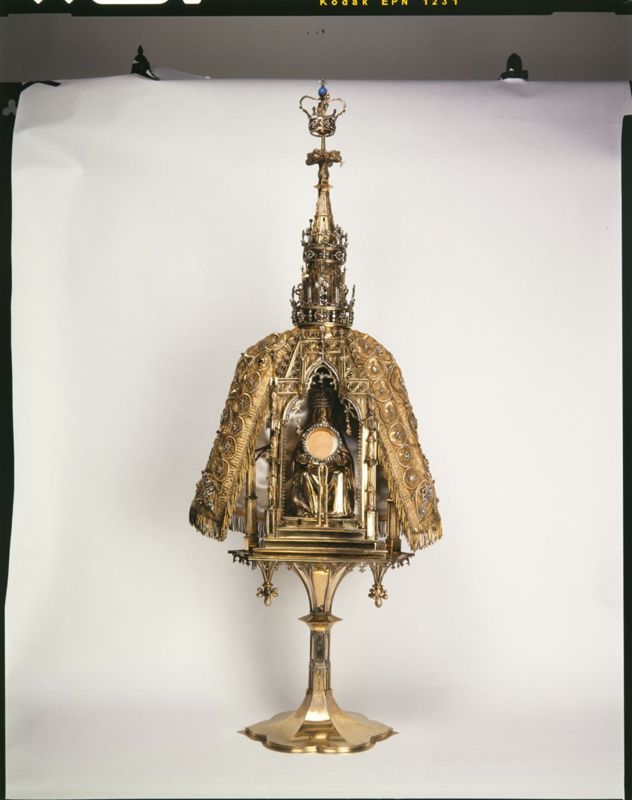 Monstrans van het Heilig Sacrament met Genadestoel in godshuis onder conopeum