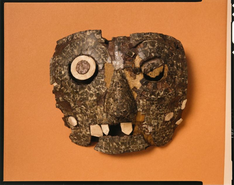Masque mixtèque en bois, turquoise et coquille animale