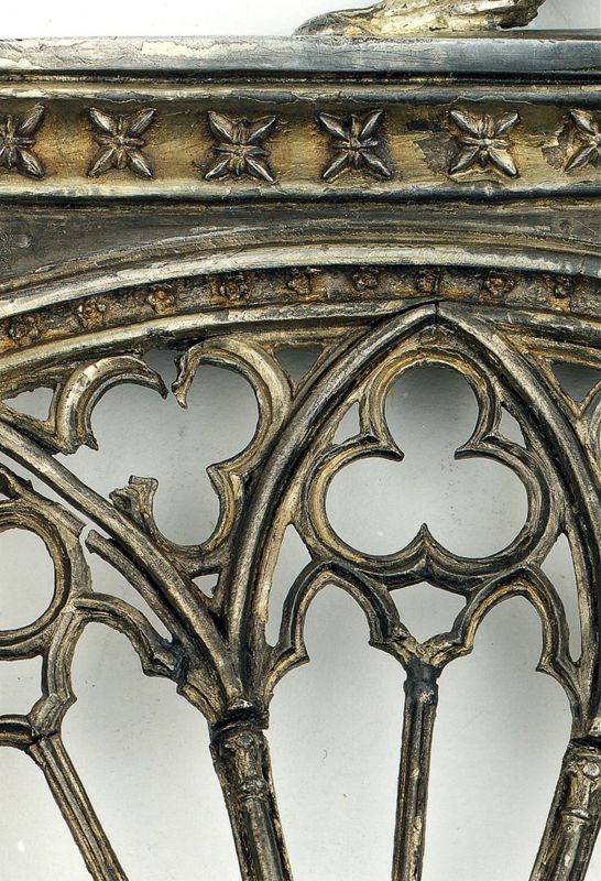 châsse de Sainte-Gertrude : Détails du pignon de la Vierge à l'Enfant (PV)