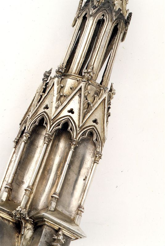 châsse de Sainte-Gertrude : Détails du pignon de la Vierge à l'Enfant (PV)
