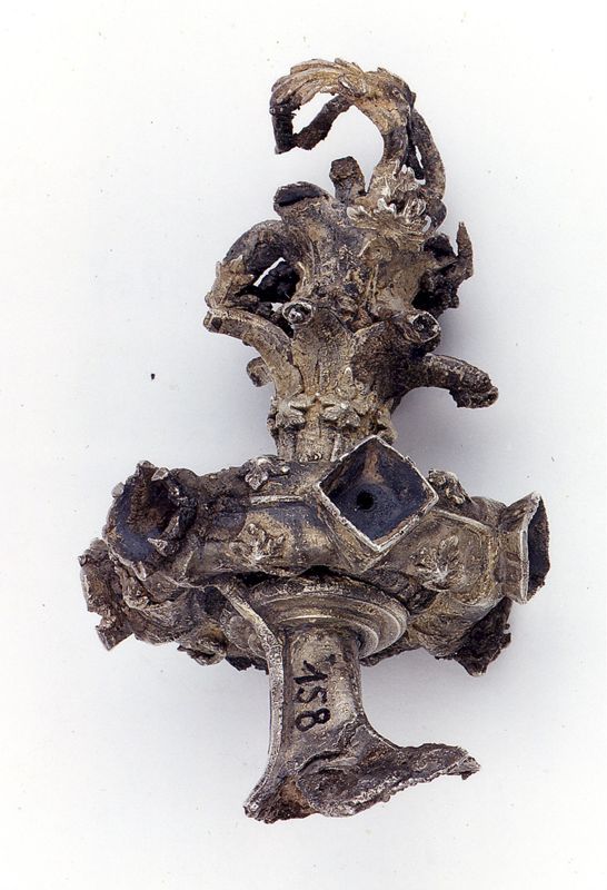 châsse de Sainte-Gertrude : Détails du pignon de la Vierge à l'Enfant (PV)
