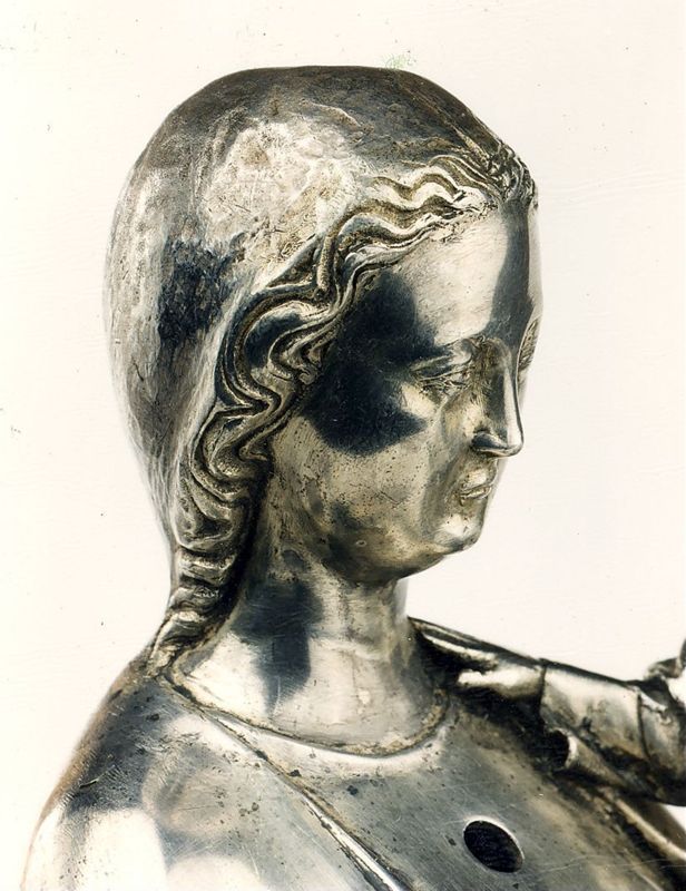 châsse de Sainte-Gertrude : Détails du pignon de la Vierge à l'Enfant (PV)
