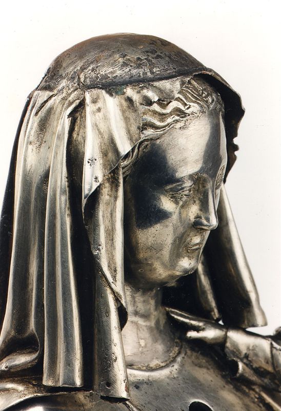 châsse de Sainte-Gertrude : Détails du pignon de la Vierge à l'Enfant (PV)