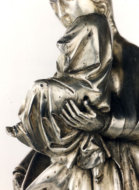 châsse de Sainte-Gertrude : Détails du pignon de la Vierge à l'Enfant (PV)