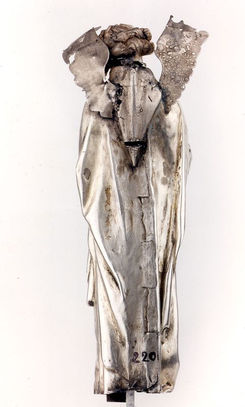 châsse de Sainte-Gertrude : Détails du pignon de la Vierge à l'Enfant (PV)