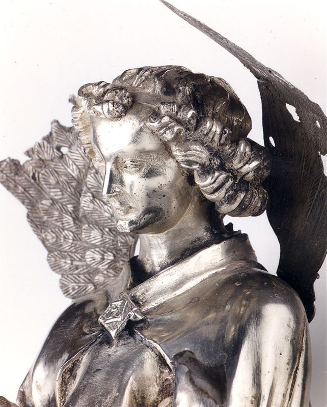 châsse de Sainte-Gertrude : Détails du pignon de la Vierge à l'Enfant (PV)