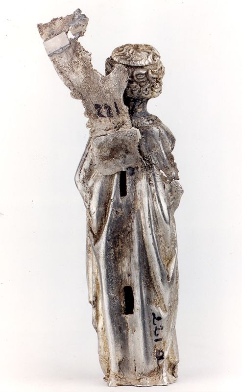 châsse de Sainte-Gertrude : Détails du pignon de la Vierge à l'Enfant (PV)