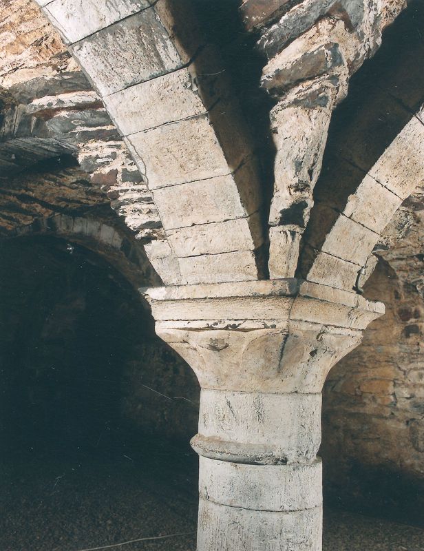 chapiteau à décor de feuille d'eau