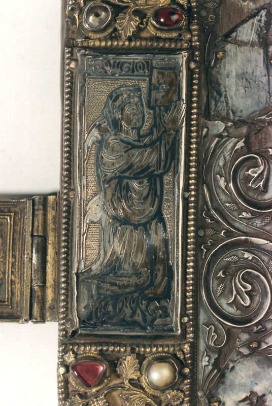 Deux plats de l'évangéliaire d'Oignies : Calvaire et Christ en majesté