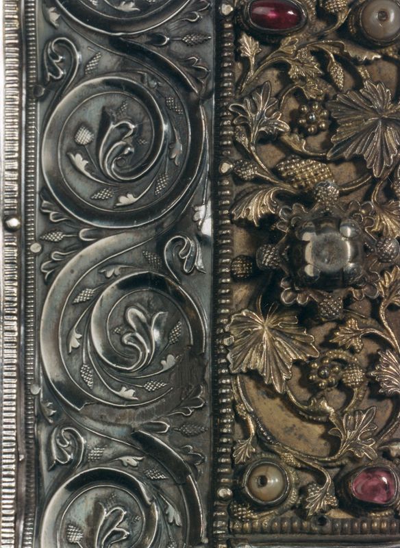 Deux plats de l'évangéliaire d'Oignies : Calvaire et Christ en majesté