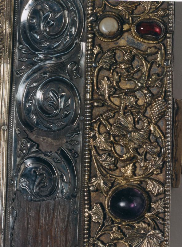 Deux plats de l'évangéliaire d'Oignies : Calvaire et Christ en majesté