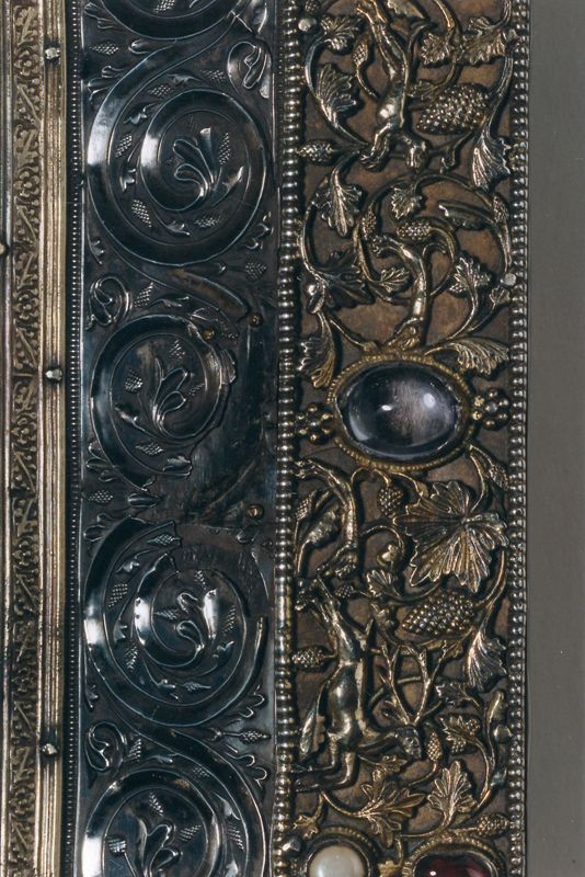 Deux plats de l'évangéliaire d'Oignies : Calvaire et Christ en majesté