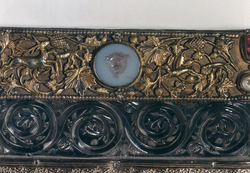 Deux plats de l'évangéliaire d'Oignies : Calvaire et Christ en majesté