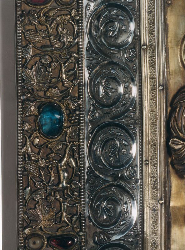Deux plats de l'évangéliaire d'Oignies : Calvaire et Christ en majesté