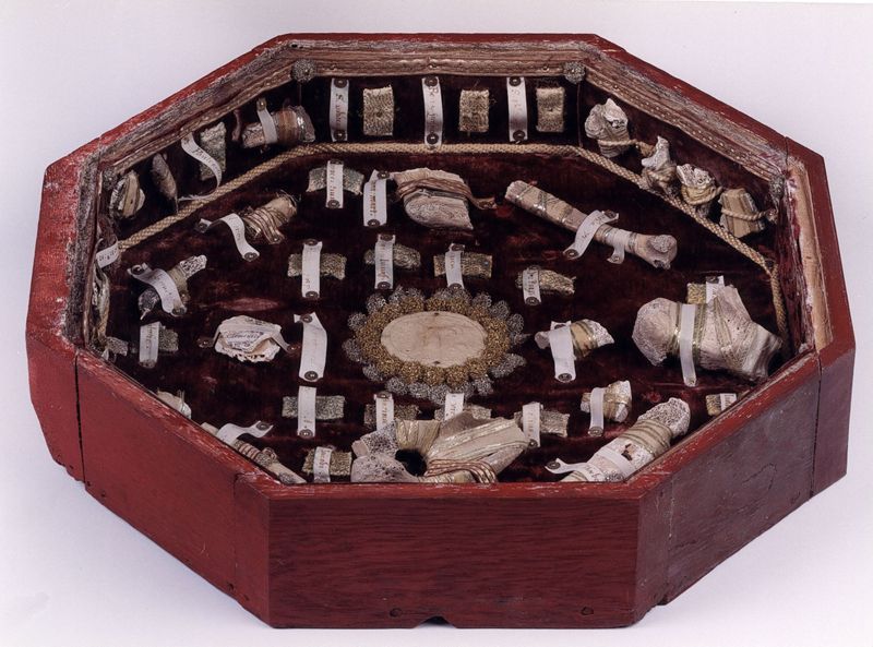 Reliquaire avec série de reliques