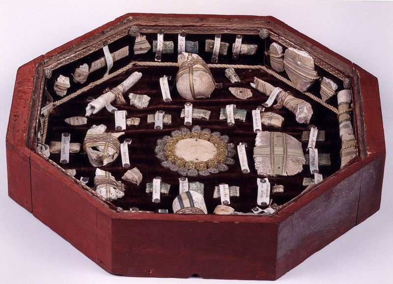 Reliquaire avec série de reliques