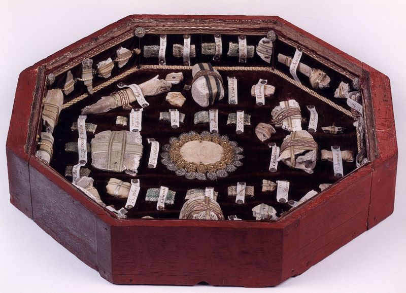 Reliquaire avec série de reliques