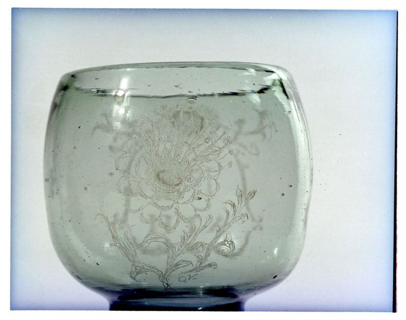Roemer gravé sur pied ficelé avec gravure florale, cartouche et initiales