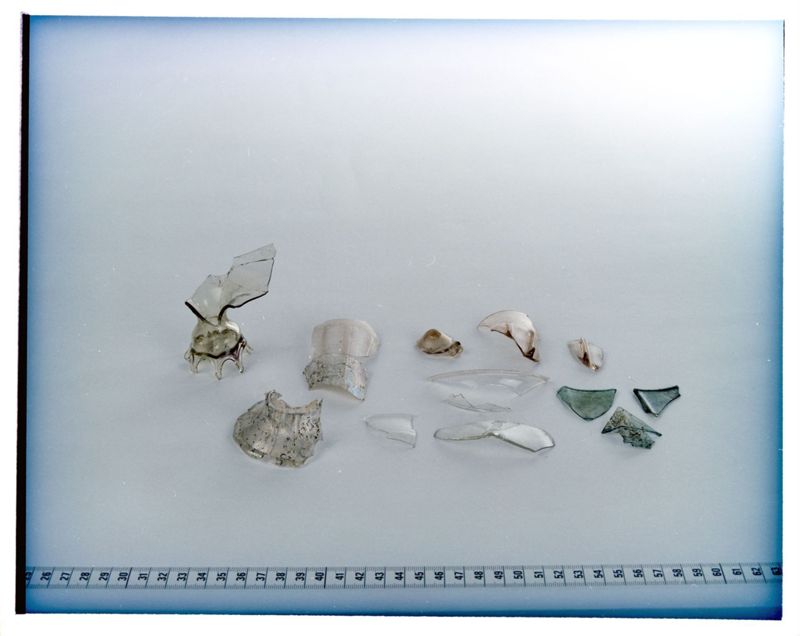 Ensemble de fragments: verre à pied, couvercle à poignée, ribbeker, coupelle, corolle