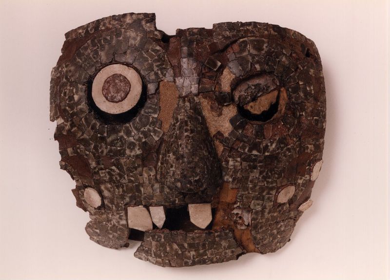 Masque mixtèque en bois, turquoise et coquille animale