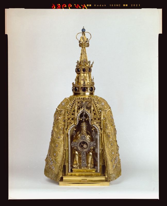 Monstrans van het Heilig Sacrament met Genadestoel in godshuis onder conopeum