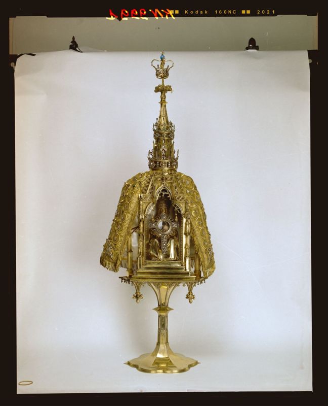 Monstrans van het Heilig Sacrament met Genadestoel in godshuis onder conopeum