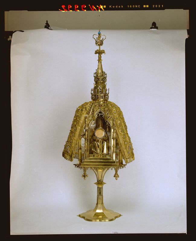 Monstrans van het Heilig Sacrament met Genadestoel in godshuis onder conopeum
