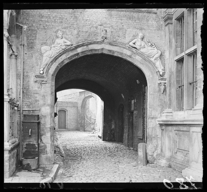 Stadhuis, voormalige conciërgerie van het Landhuis