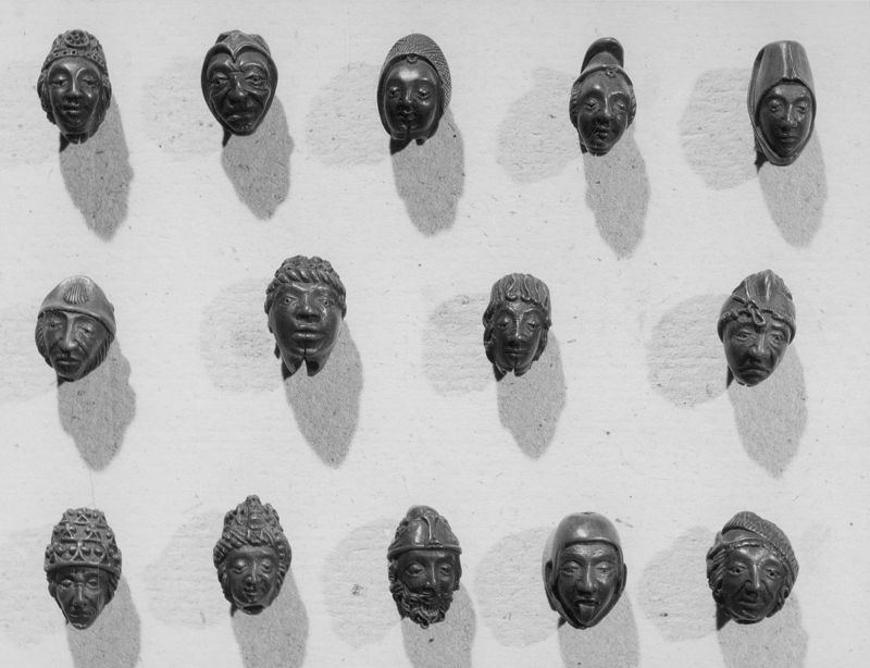 met 44 kersenpitten in gebeeldhouwde koppen