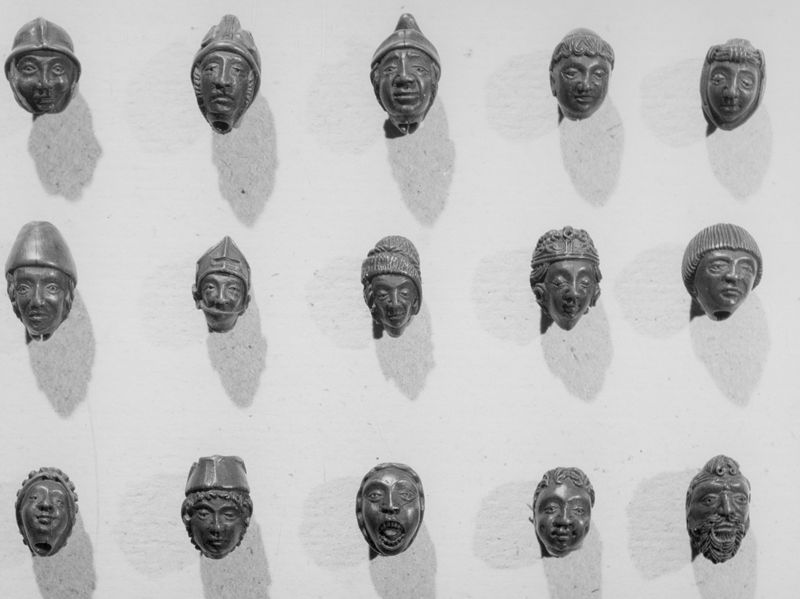 met 44 kersenpitten in gebeeldhouwde koppen