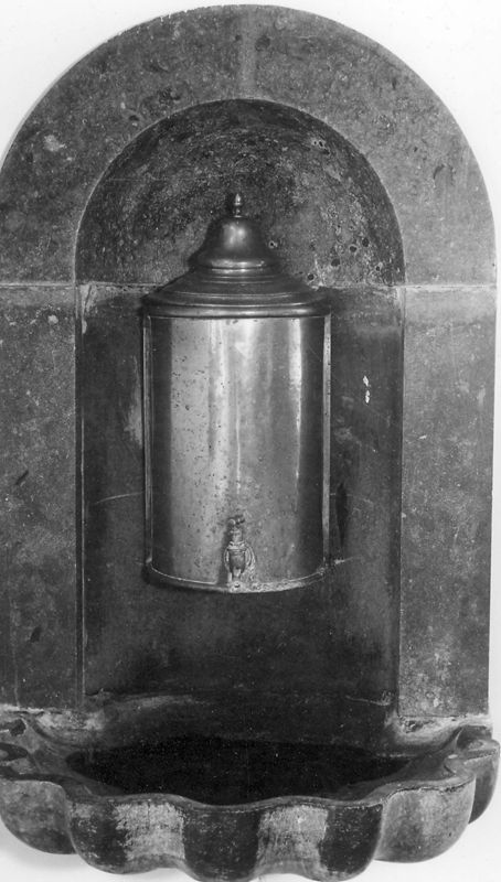 fontaine de sacristie / Kerk Sint-Amandus[Eke]
