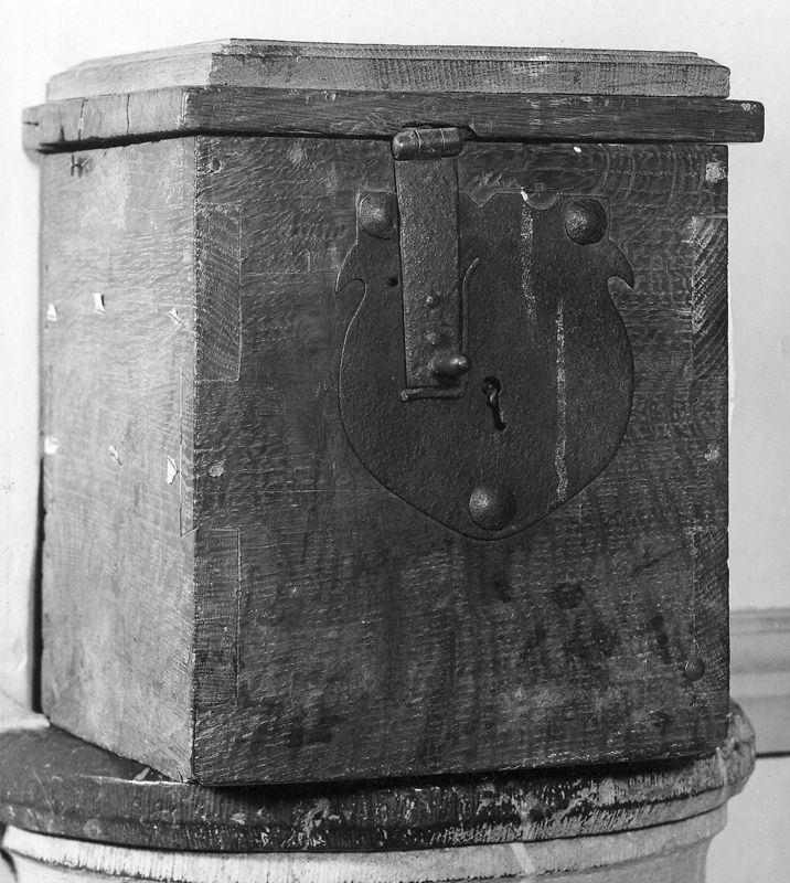 tronc d'offrande / Eglise Saint-Hubert[Surister]