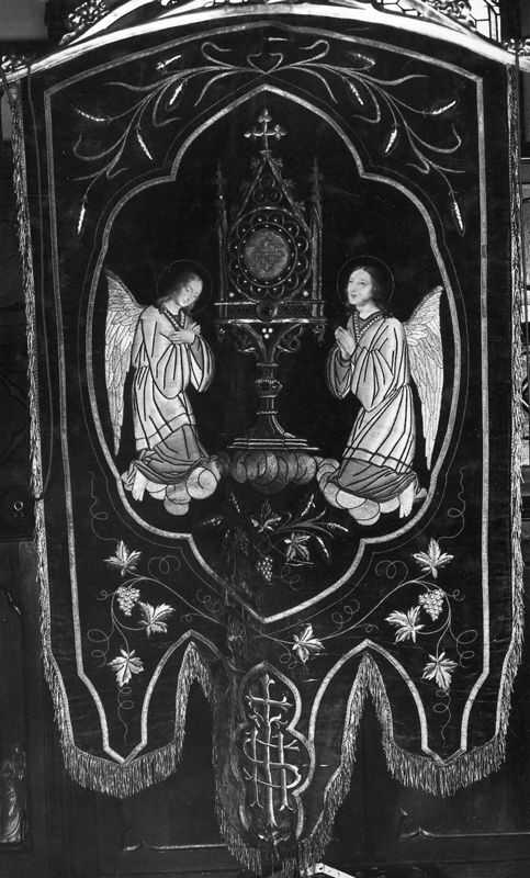 Bannière de la procession de la confrérie du Saint-Sacrement