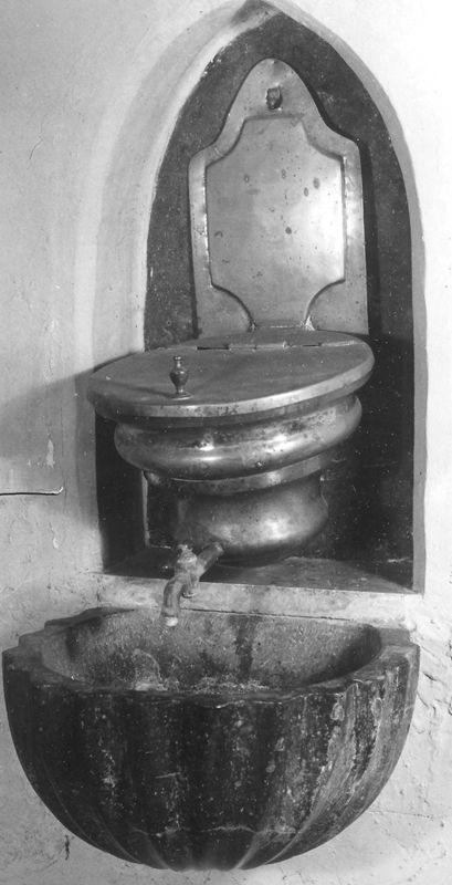 fontaine de sacristie / Kerk Sint-Maria Magdalena[Sint-Maria-Lierde]