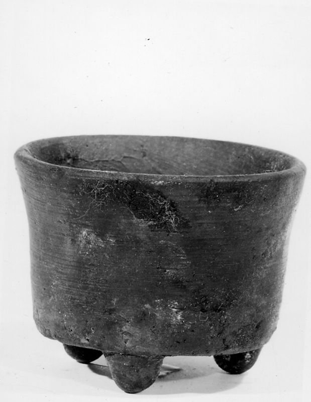 Vase tripode