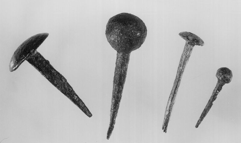 Clou à tête plate ou arrondie