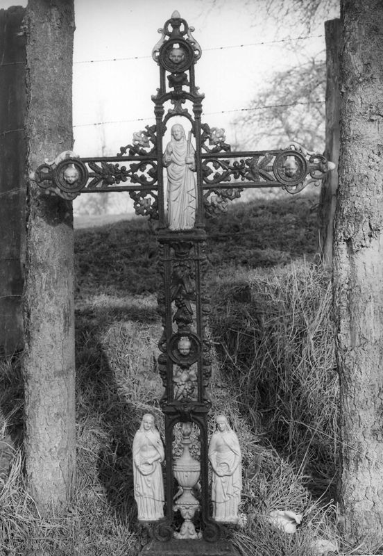croix de campagne / Kerk Sint-Lambertus['s-Gravenvoeren]