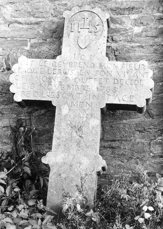 Croix funéraire de Iaque Larus, chanoine d'Ouffet