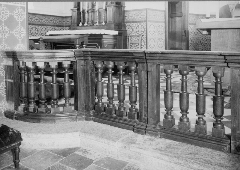 banc de communion / Eglise Saint-Etienne[Xhos]