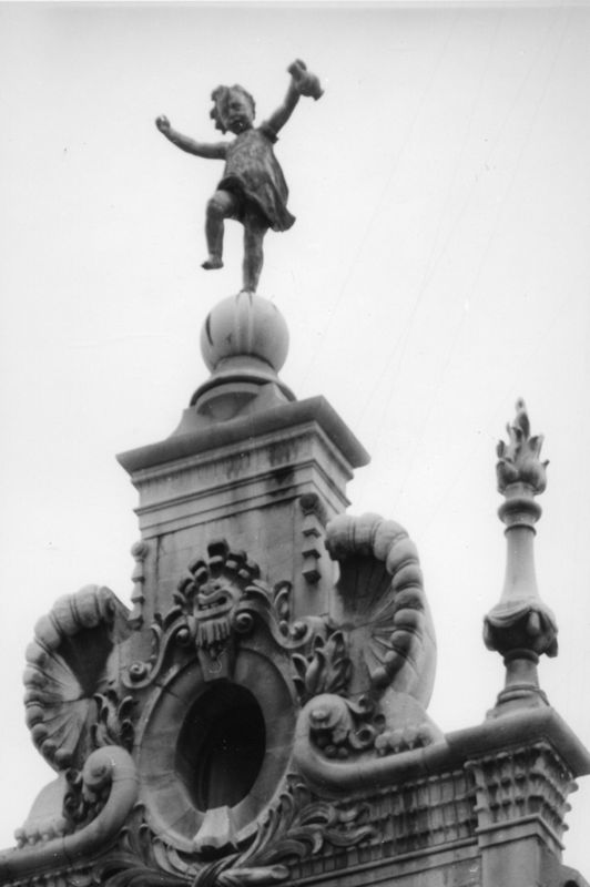 "AU PETIT LOUVANISTE"
