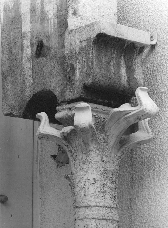 Colonne provenant de la Maison du Peuple de Bruxelles et balustrade provenant de la Maison Furnémont