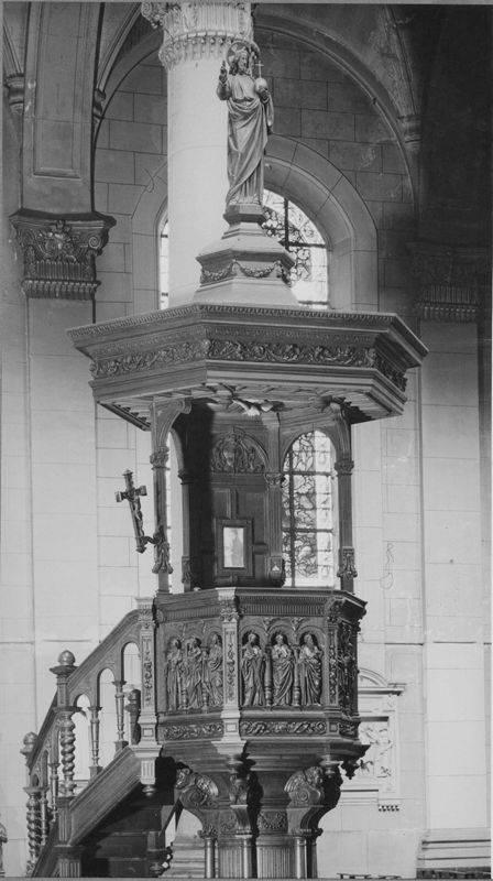Christ sauveur tenant le globe