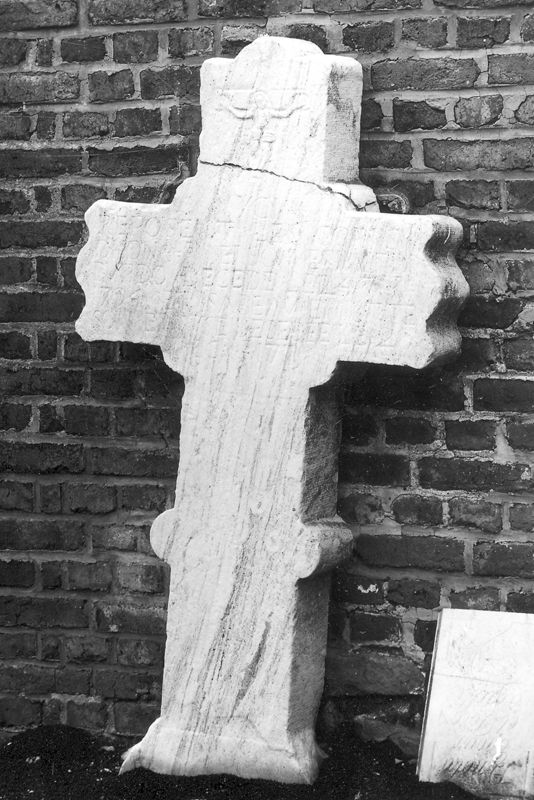 Croix funéraire de Burdo et d'Isabeau Ernotte