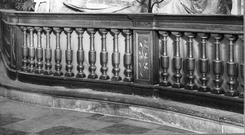 banc de communion / Eglise Sainte-Lucie[Mortroux]